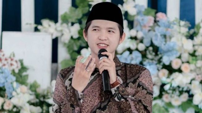 Kerap Menunduk Saat Bicara dengan Oki Setiana Dewi, Adab Dennis Lim Tuai Pujian