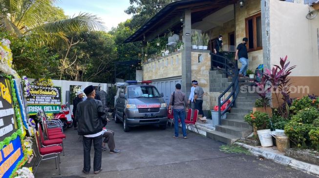 Suasana di Rumah Duka Asmirandah, Jenazah sang Ayah Siap Disalatkan