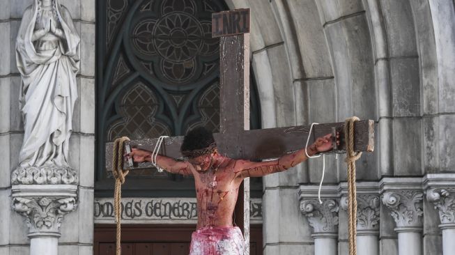 Umat Katolik memerankan visualisasi Jalan Salib saat peringatan Jumat Agung di Gereja Katedral, Jakarta, Jumat (7/4/2023). [ANTARA FOTO/M Risyal Hidayat].