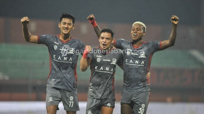 Pemain Madura United rayakan gol Lulinha ke gawang Arema FC dalam laga pekan ke-33 BRI Liga 1 yang berlangsung di Stadion Gelora Madura Ratu Pamelingan, Jumat (7/4/2023). [Foto: Liga Indonesia Baru]