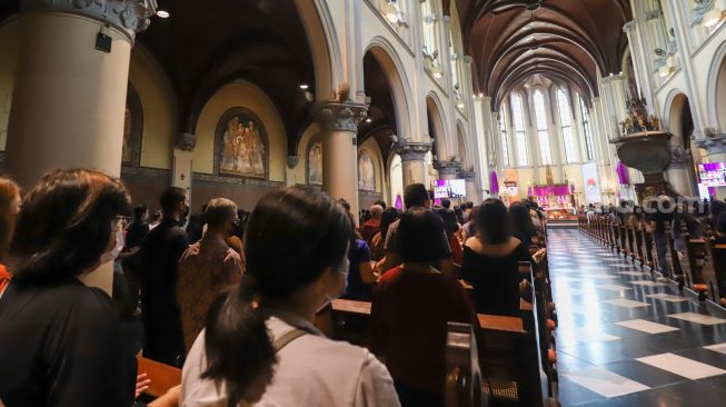 Umat Kristiani melaksanakan ibadat Jumat Agung di Gereja Katedral, Jakarta, Jumat (7/4/2023). [Suara.com/Alfian Winanto]