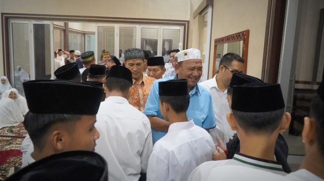 Syah Afandin Sholat Terawih Bersama Santri Ulumul Qur’an