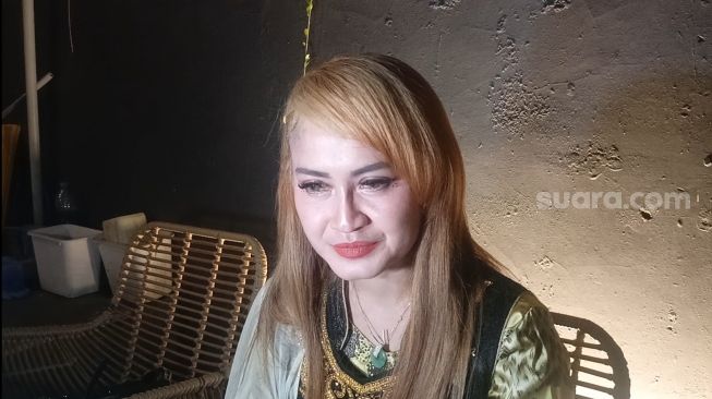 Velline Ratu Ayu peramal tarot yang dikabarkan dilaporkan Rizky Billar saat ditemui di Warung Buncit, Jakarta Selatan pada Jumat (7/4/2023) [Suara.com/Rena Pangesti]