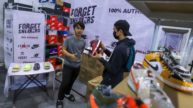 Pengunjung memilih pakaian yang dijual dalam JakCloth Ramadan 2023 di Hall B Jakarta Convention Center (JCC), Senayan, Jakarta, Sabtu (8/4/2023). [Suara.com/Alfian Winanto]