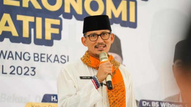  Menteri Pariwisata dan Ekonomi Kreatif Sandiaga Uno (kedua kanan) bersama Presiden PKS, Ahmad Syaikhu (ketiga kiri) saat memberikan bantuan di Yayasan Karawang Bekasi Madani (YKBM), Cikarang Pusat, Kabupaten Bekasi, Sabtu (8/4) (Ist)