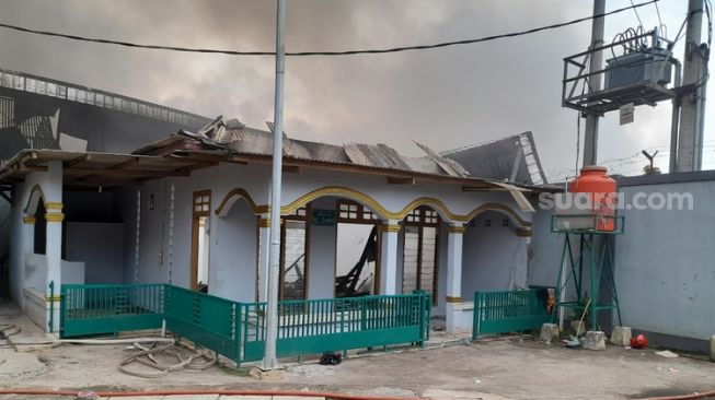 Kondisi Mushola Al- Zahro yang berdekatan dengan lokasi kebakaran gudang pengolahan biji plastik di Jalan Telkom, Sumur Batu, Bantargebang, Kota Bekasi, Sabtu (8/4) (Suara.com / Danan Arya)