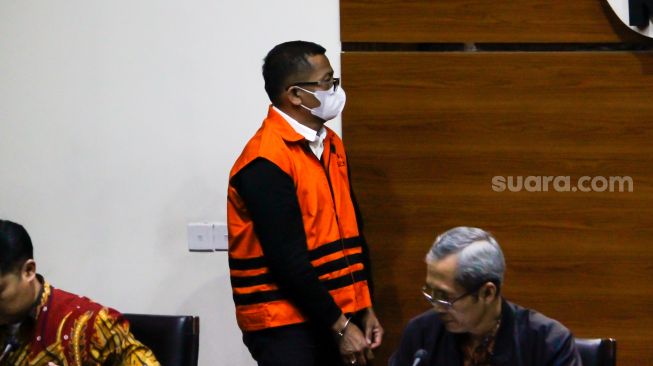 Tersangka Bupati Kepulauan Meranti Muhammad Adil dihadirkan saat konferensi pers di Gedung Merah Putih KPK, Jakarta, Jumat (7/4/2023) malam. [Suara.com/Alfian Winanto]