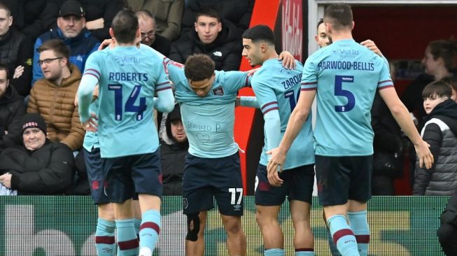 Striker Burnley asal Belgia Benson Manuel (tengah) merayakan gol pertama timnya dengan rekan-rekannya selama pertandinganputaran ketiga Piala FA Inggris antara Bournemouth vs Burnley di Vitality Stadium di Bournemouth, Inggris selatan pada 7 Januari 2023.Glyn KIRK / AFP