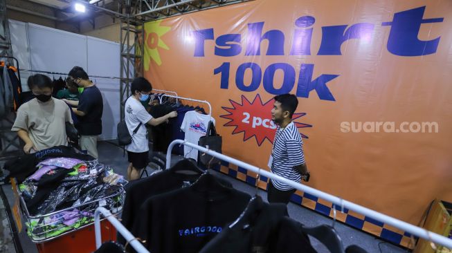 Pengunjung memilih pakaian yang dijual dalam JakCloth Ramadan 2023 di Hall B Jakarta Convention Center (JCC), Senayan, Jakarta, Sabtu (8/4/2023). [Suara.com/Alfian Winanto]