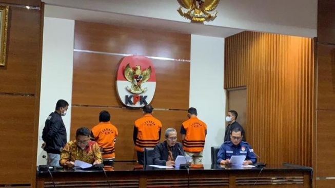 Bupati Muhammad Adil dan dua pejabat di Pemkab Meranti ditahan KPK dalam kasus dugaan korupsi di Pemkab setempat pada Jumat (7/4/2023) malam. [Suara.com/Yaumal]