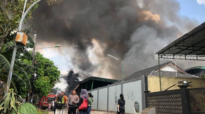 Hingga Sabtu Siang, Petugas Damkar Masih Berjuang Padamkan Kebakaran di Pabrik Plastik Bekasi