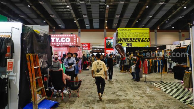 Pengunjung memilih pakaian yang dijual dalam JakCloth Ramadan 2023 di Hall B Jakarta Convention Center (JCC), Senayan, Jakarta, Sabtu (8/4/2023). [Suara.com/Alfian Winanto]