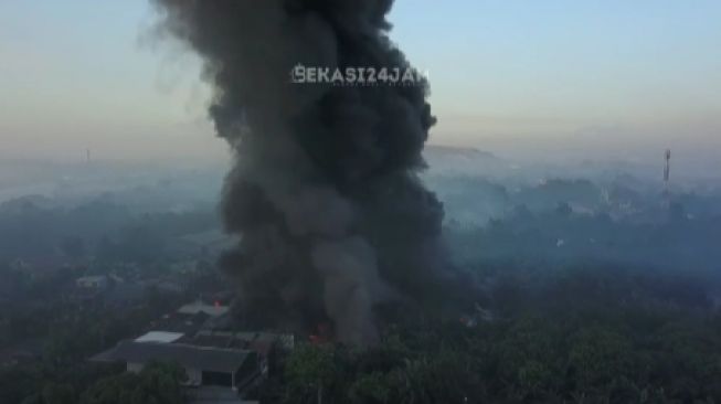 Pabrik Plastik di Bantar Gebang Terbakar, Asap Pekat Penuhi Langit Kota Bekasi