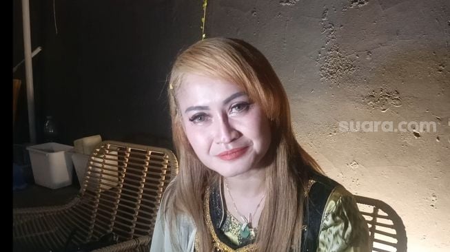 Velline Ratu Ayu peramal tarot yang dikabarkan dilaporkan Rizky Billar saat ditemui di Warung Buncit, Jakarta Selatan pada Jumat (7/4/2023) [Suara.com/Rena Pangesti]