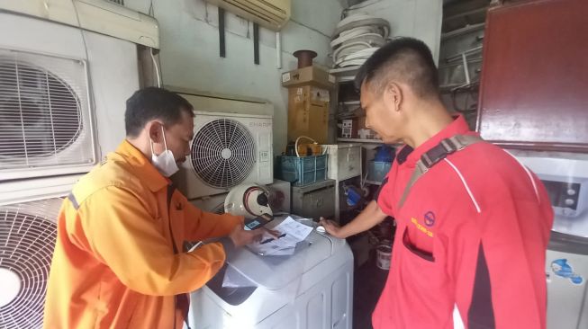 Ape rima manfaat Bansos Sembako dan PKH di Jaksel. (Dok: Pos Indonesia)