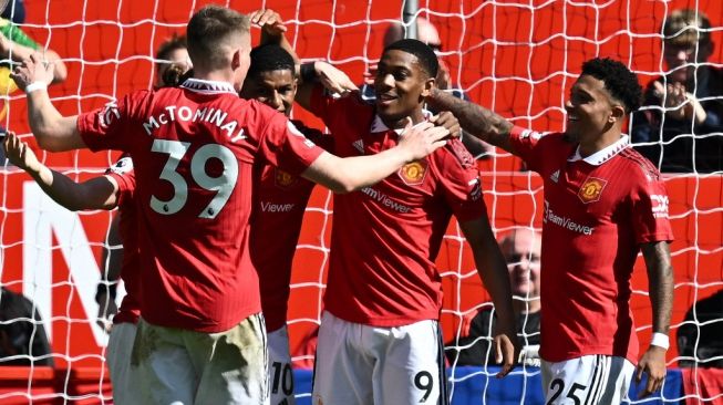 Penyerang Manchester United, Anthony Martial (kedua kanan) merayakan gol ke gawang Everton pada laga Liga Inggris di Old Trafford, Sabtu (8/4/2023) malam WIB. [Paul ELLIS / AFP]