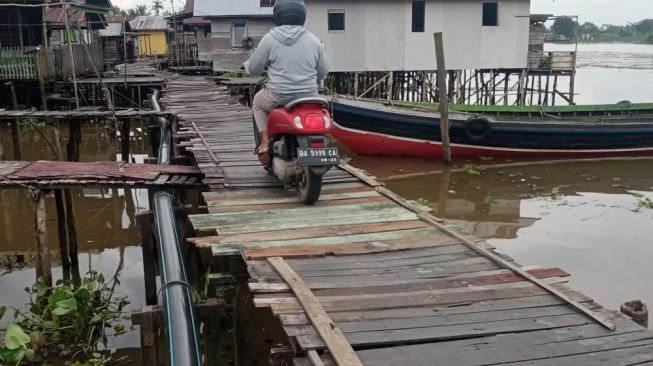 Tambal Sulam Titian Ulin Reot Pulau Bromo yang Kerap Makan Korban