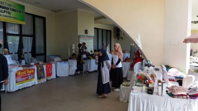 Sepi Pembeli, Bazar Ramadhan Dipindah dari Masjid Raya Sumatera Barat ke Halaman Kantor Gubernur