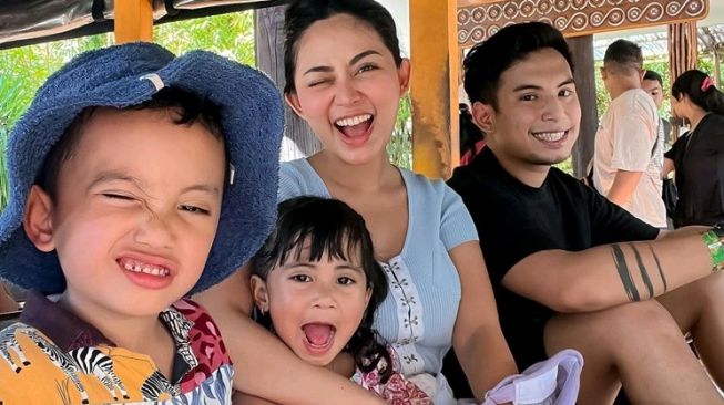 Okin Unggah Video Liburan Bersama Rachel Vennya dan Anak, Bikin Warganet Terharu