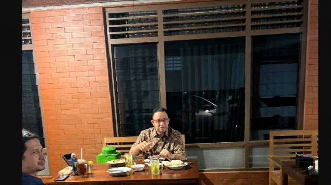 Diam-diam Kunjungi Bantul, Anies Baswedan Santap 2 Porsi Bakmi Mbak Wulan