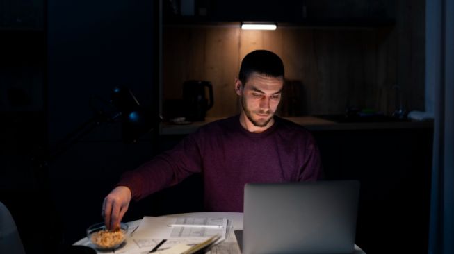 6 Tips Pola Makan Sehat untuk Pekerja Shift Malam agar Tubuh Tetap Sehat