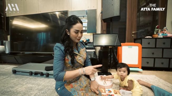 Krisdayanti Diberi Kado Jam Tangan Mewah Ratusan Juta Oleh Aurel Hermansyah dan Atta Halilintar: Bukan Gratifikasi ya