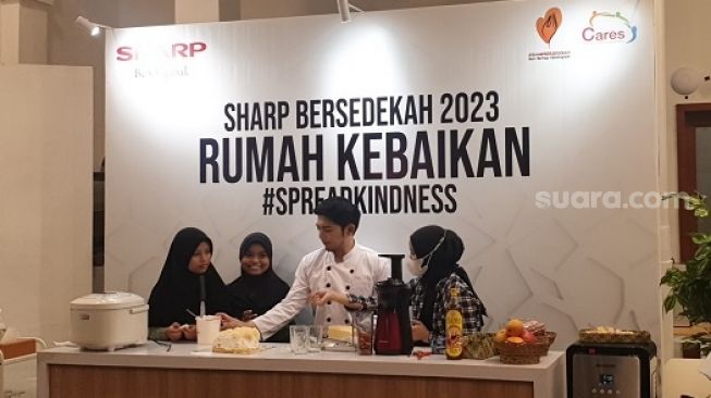 Chef Nicky Tirta Ditantang Bikin Cake Pakai Rice Cooker Sharp di Rumah Kebaikan