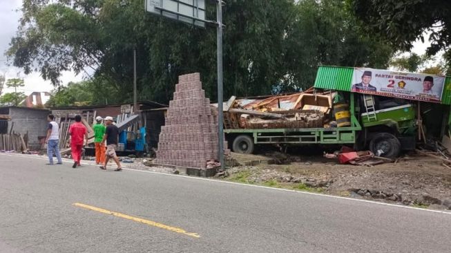 Truk Bawa Alat Berat Kecelakaan Beruntun: Tabrak 7 Kendaraan, 4 Pejalan Kaki hingga Tewaskan 1 Orang