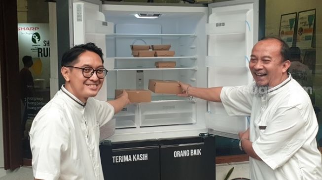 Lemari es Sharp Bersedekah di Rumah Kebaikan, Jakarta, belum lama ini [Suara.com/Dythia Novianty]