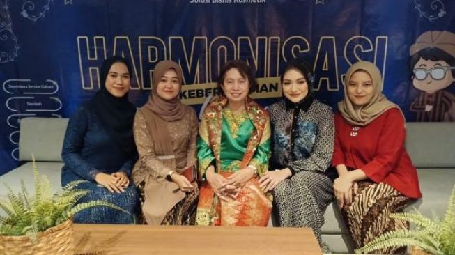 Nathalie Holscher saat konferensi pers bertajuk "Berbagi Pengalaman Memulai Bisnis Kosmetik Bersama PT Adev Natural Indonesia" di Bogor, Kamis (6/4/2023).