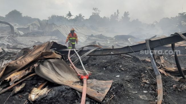 Petugas damkar masih berada di lokasi untuk memadamkan api di di dalam Pabrik Plastik Jalan Telkom, Sumur Batu, Bantar Gebang, Kota Bekasi (Suara.com / Danan Arya)