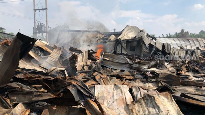 Pabrik Plastik Bekasi yang Terbakar Selama 24 Jam Lebih Diduga karena Korsleting Listrik