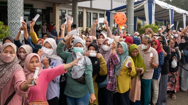 Kementerian BUMN Jual Sembako Murah Rp 55.000, Langsung Diserbu Emak-emak