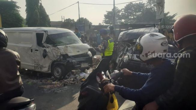 Diduga Mabuk, Sopir Honda Mobilio Kabur Usai Picu Tabrakan Beruntun di Depok