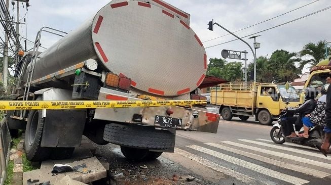 Kecelakaan Tragis Truk Tangki Depan Kantor Kecamatan Balaraja Tangerang, 3 Orang Tewas