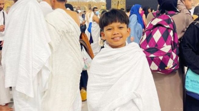 Agamanya Sempat Jadi Perdebatan, Intip 5 Potret Farel Prayoga Umrah di Bulan Ramadhan