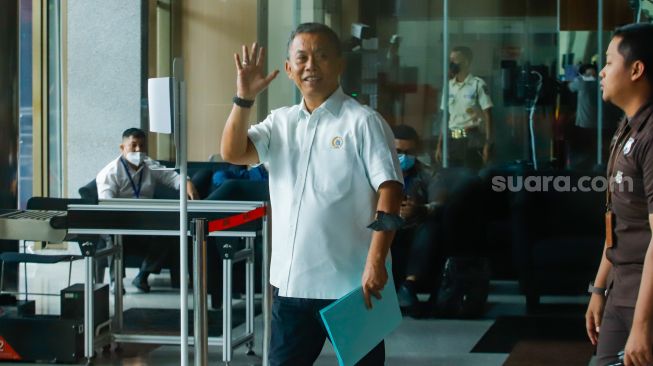 Ketua DPRD DKI Jakarta Prasetyo Edi Marsudi usai menjalani pemeriksaan di Gedung Merah Putih KPK, Jakarta, Senin (10/4/2023). [Suara.com/Alfian Winanto]