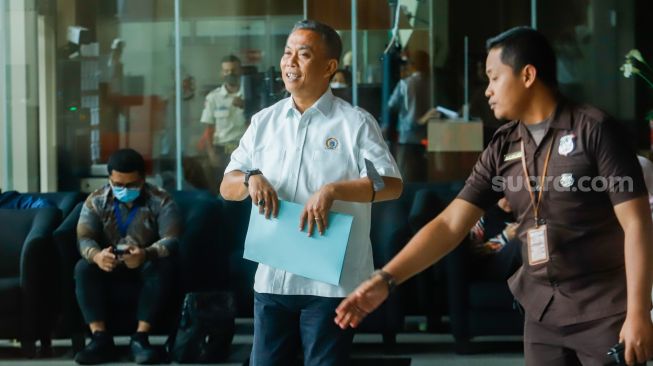 Ketua DPRD DKI Jakarta Prasetyo Edi Marsudi usai menjalani pemeriksaan di Gedung Merah Putih KPK, Jakarta, Senin (10/4/2023). [Suara.com/Alfian Winanto]