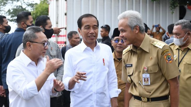 Presiden Jokowi tampak tengah bercengkrama dengan Gubernur Jawa Tengah Ganjar Pranowo dan Menteri Perdagangan (Mendag) Zulkifli Hasan atau Zulhas di Pasar Cepogo, Kabupaten Boyolali, Provinsi Jawa Tengah, Senin (10/4/2023). (Kris - Biro Pers Sekretariat Presiden)