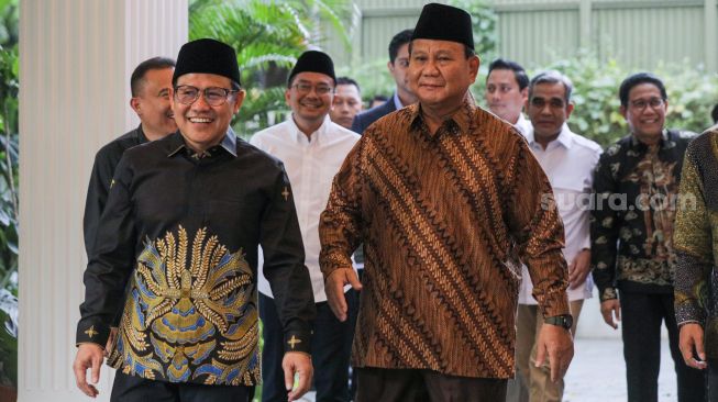 Ketua Umum Partai Gerindra Prabowo Subianto (kiri) bersama dengan Ketua Umum PKB Muhaimin Iskandar (kanan) sebelum mengikuti rapat tertutup di Jakarta, Senin (10/4/2023). [Suara.com/Alfian Winanto]