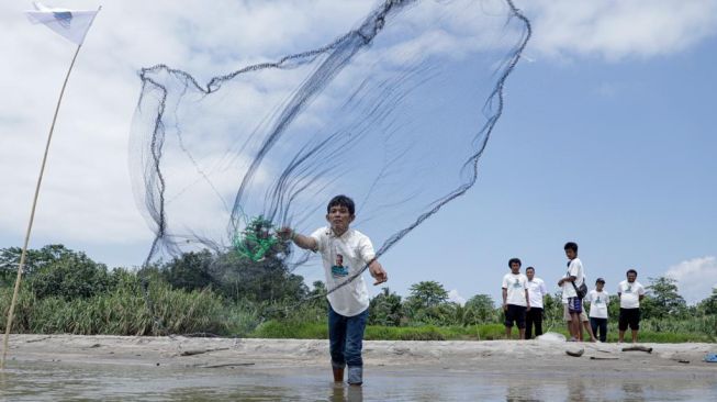 Komunitas Nelayan Berikan Bantuan Jala dan Bibit Ikan untuk Kelompok Pelaut Sungai di Oku Timur