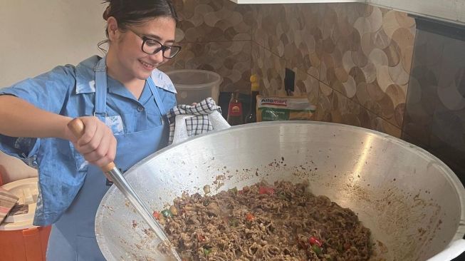 Potret Prilly Latuconsina Masak 300 Posri Makanan untuk Anak Yatim (Instagram/@prillylatuconsina96)