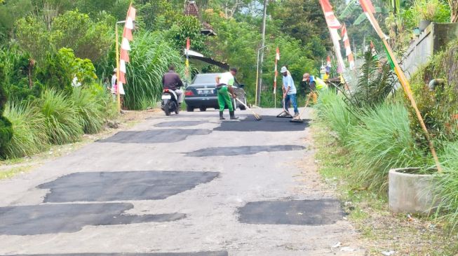 Kecewa Dipingpong Usai Laporan Jalur Evakuasi Rusak, Warga KRB III Swadaya Perbaiki Jalan