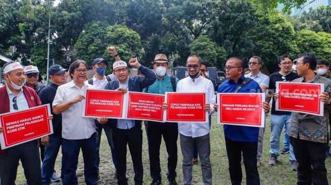 Sejumlah mantan pimpinan KPK dan Koalisi Masyarakat Sipil saat menggelar aksi tolak #KPKDikorupsi di Gedung Merah Putih KPK, Jakarta, Senin (10/4/2023). [Suara.com/Alfian Winanto]