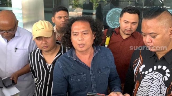 Tim kuasa hukum Ketua Indonesia Police Watch (IPW), Sugeng Teguh Santoso, Deolipa Yumara dan rombongan di kantor LPSK. (Suara.com/Rakha)