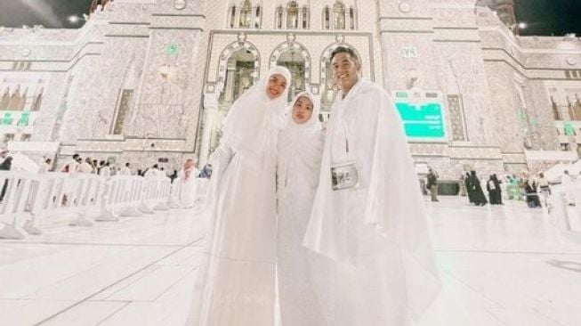 Potret Mikhayla dan Nia Ramadhani Umrah (Instagram/@ramadhaniabakrie)