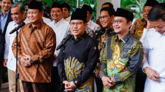 Ketua Umum PKB Muhaimin Iskandar (tengah) bersama dengan Ketua Umum Partai Gerindra Prabowo Subianto (kiri) memberi pernyataan sebelum mengikuti rapat tertutup di Jakarta, Senin (10/4/2023). [Suara.com/Alfian Winanto]