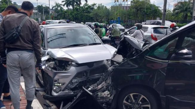 Kecelakaan Beruntun di Dekat PIM 1, Tiga Pengendara dan Penumpang Sepeda Motor Luka Berat