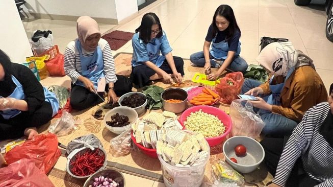 Potret Prilly Latuconsina Masak 300 Posri Makanan untuk Anak Yatim (Instagram/@prillylatuconsina96)