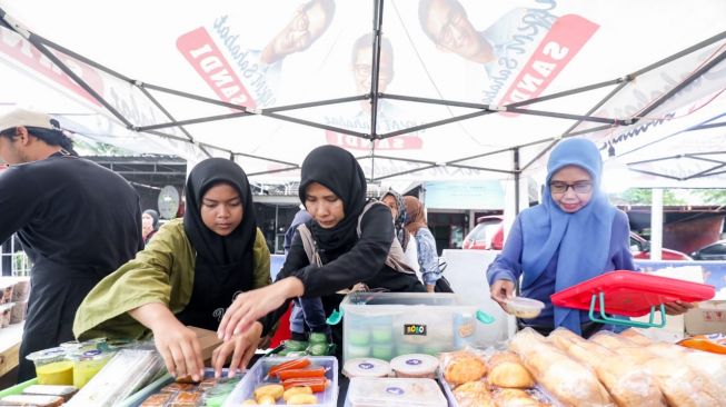 Relawan UMKM Sahabat Sandi Uno Beri Modal Usaha dan Bagikan Nasi Kotak Gratis di Makassar